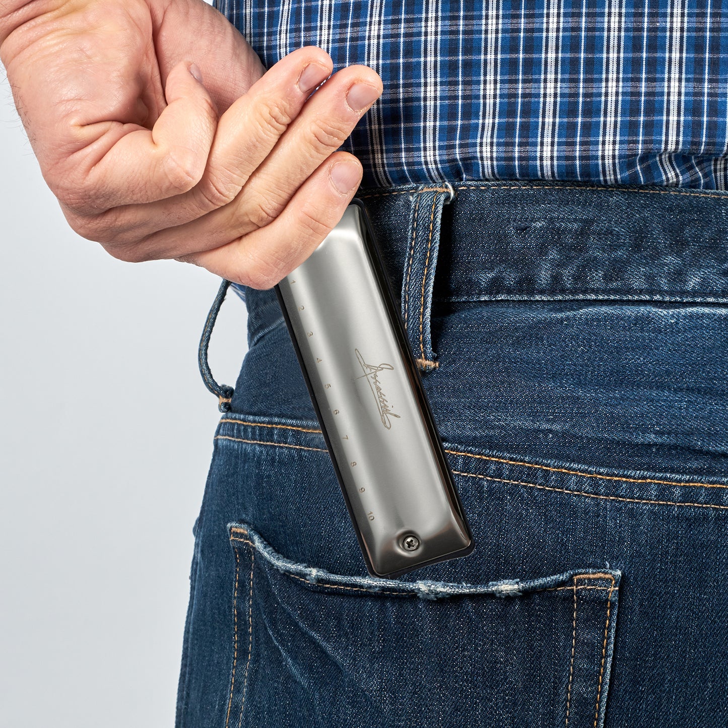The New Assassin blues harmonica cover is made of uncoated stainless steel, making it environmentally friendly and non-toxic. 01C Compromise Tuning