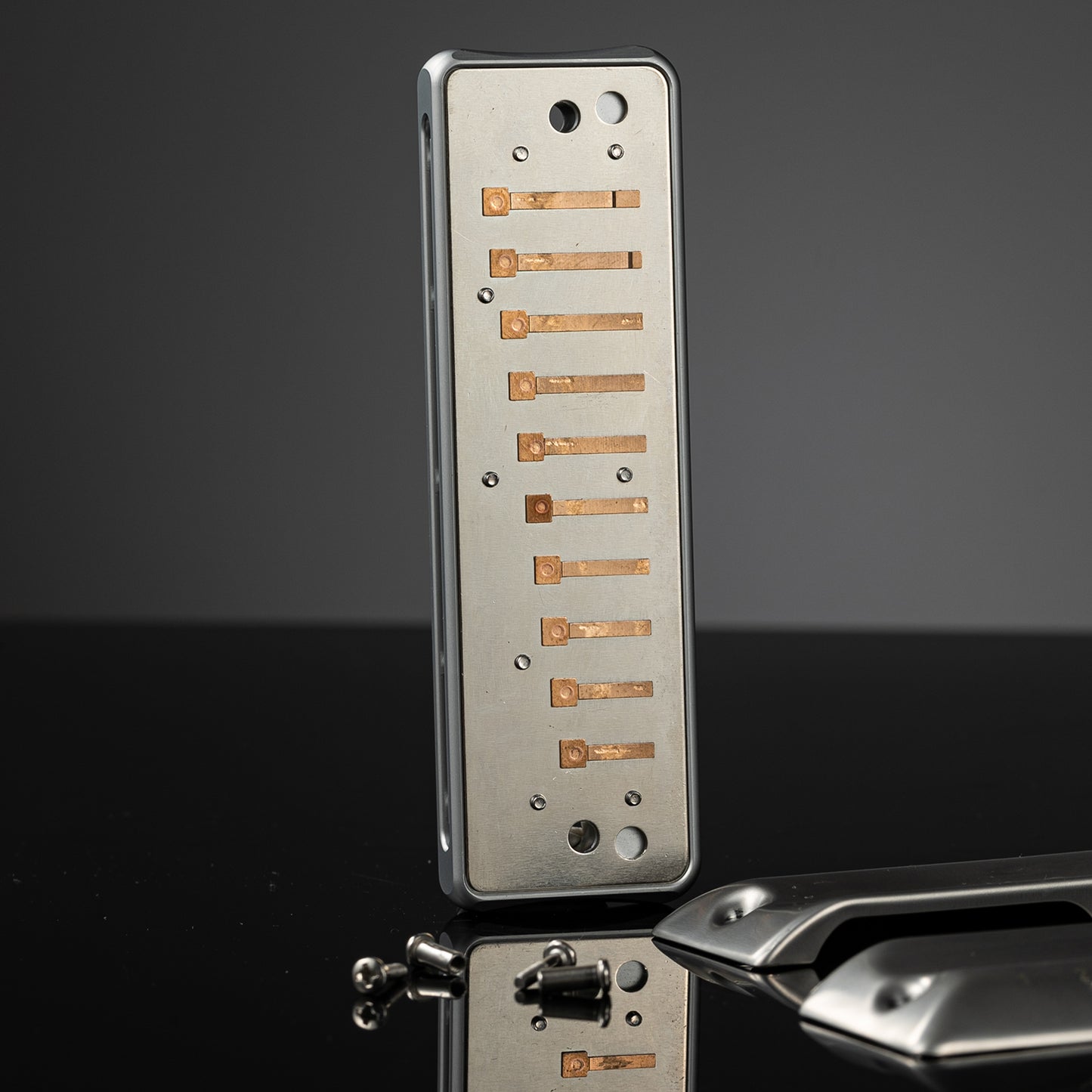 The New Assassin blues harmonica features a 0.5mm uncoated stainless steel cover, waterproof damping sheets, low-temp reeds for airtightness.