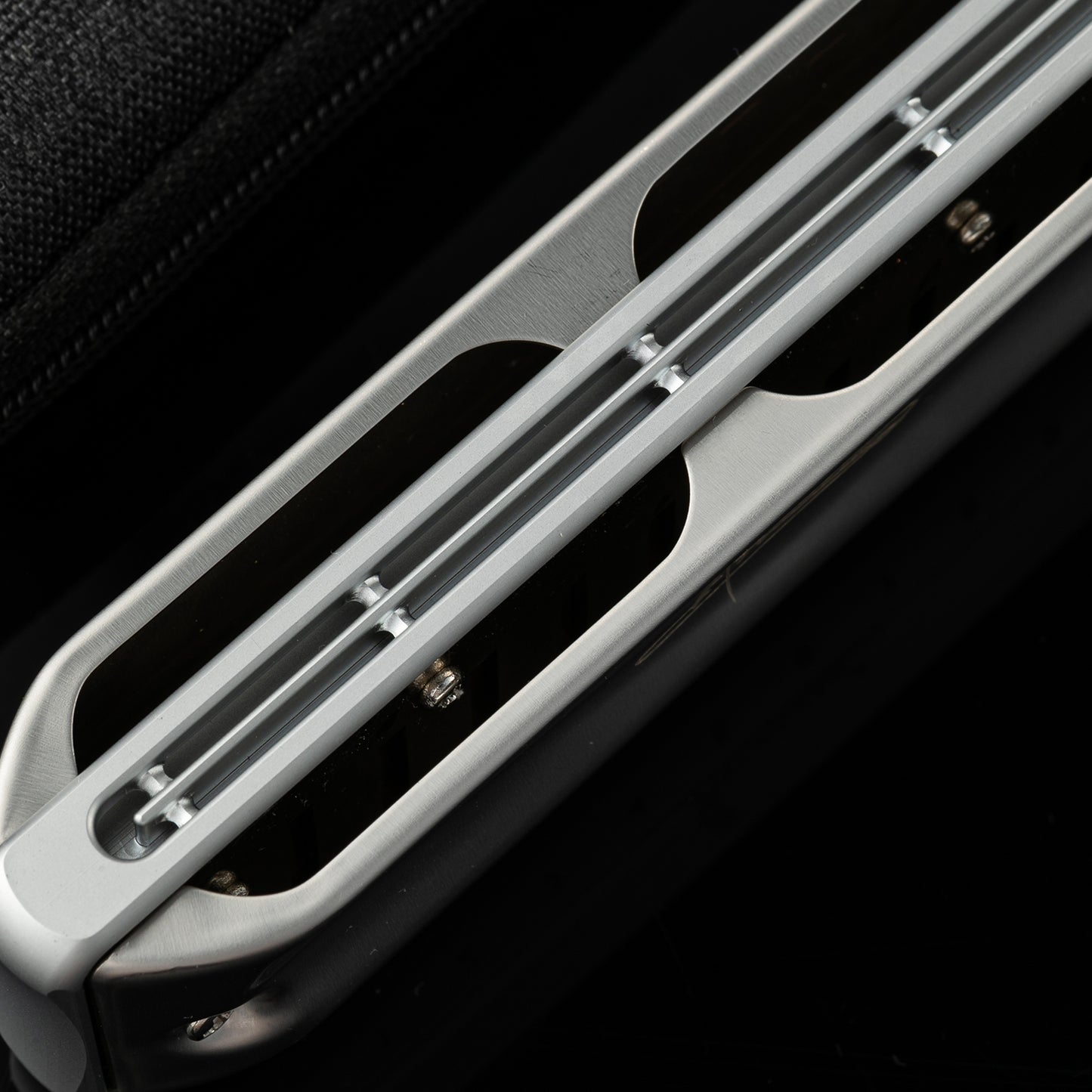 The New Assassin blues harmonica features a 0.5mm uncoated stainless steel cover, waterproof damping sheets, low-temp reeds for airtightness.