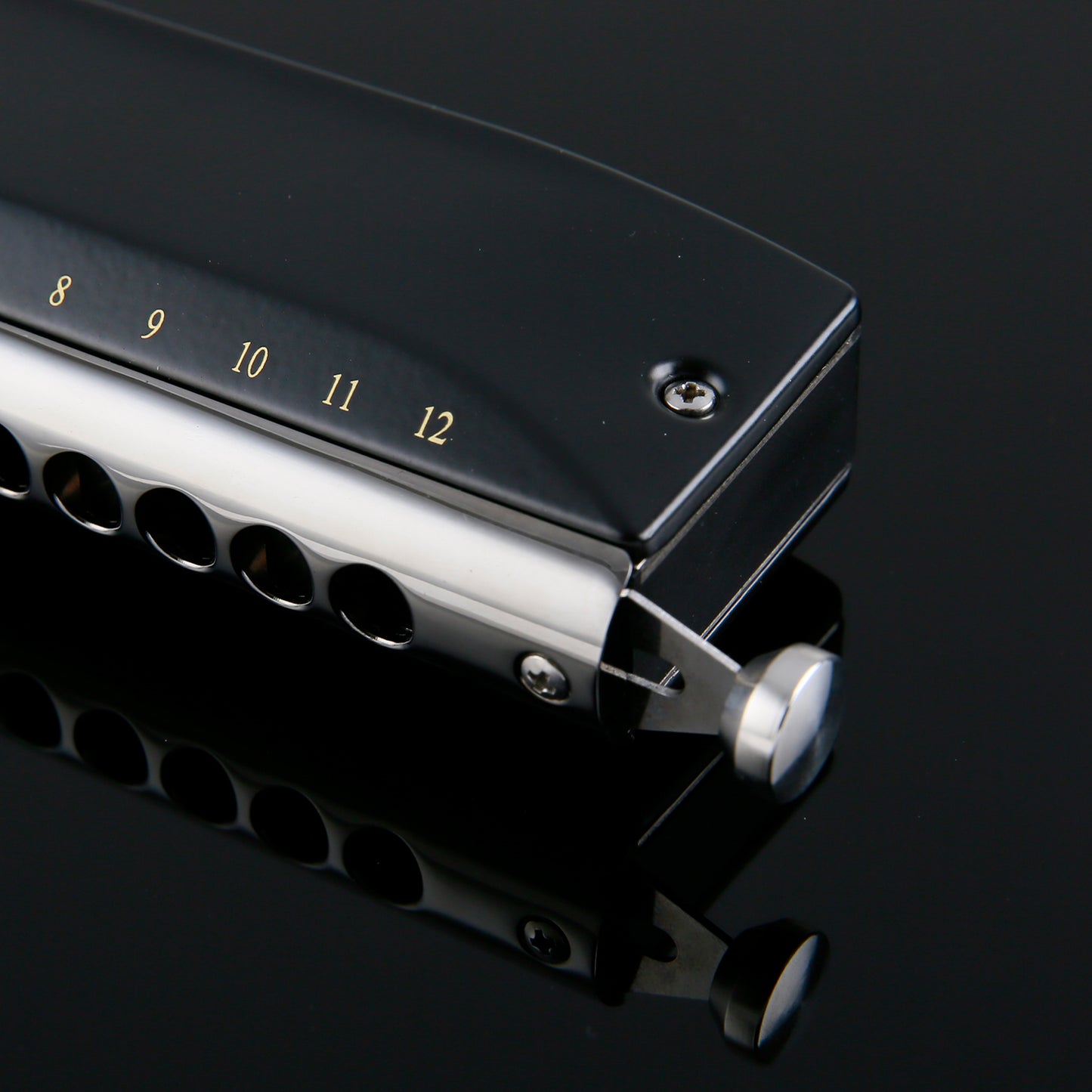 The reeds of the Chromatic Harmonica EVO 0648S use a reed planing process to make the sound fuller and softer.
