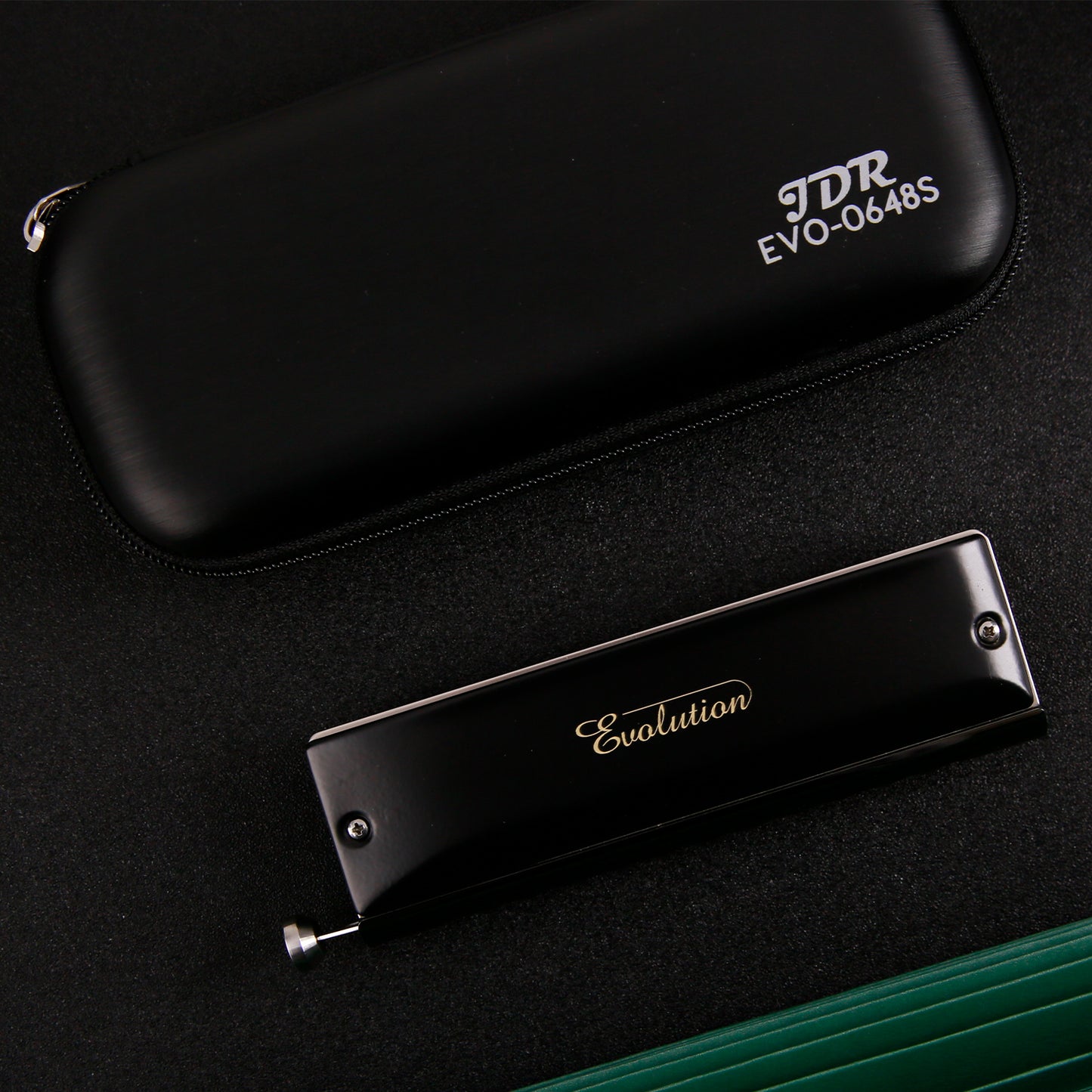 The reeds of the Chromatic Harmonica EVO 0648S use a reed planing process to make the sound fuller and softer.