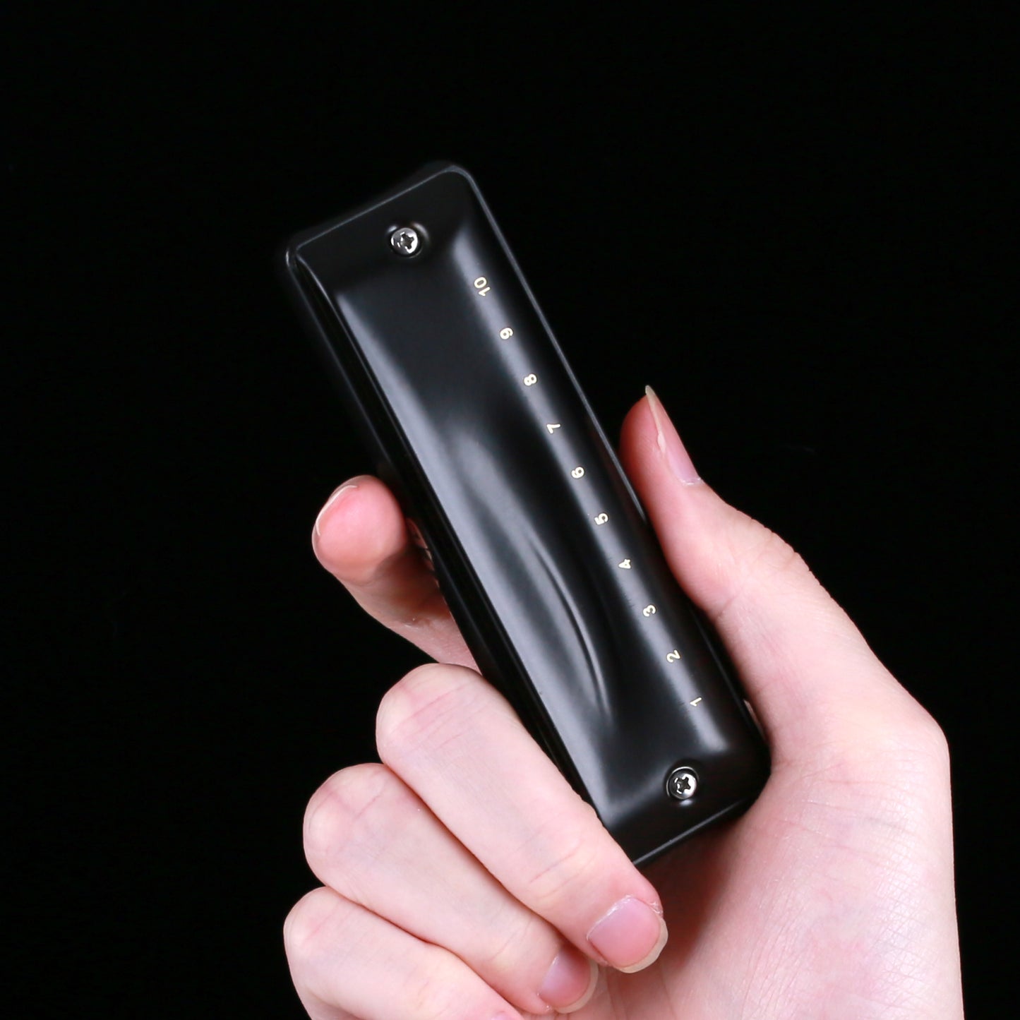 JDR Ninja Harmonica uses sensitive phosphor bronze reeds on a 1.2mm plate for rich tone and airtightness. Its rounded ABS comb aids high-pitch clarity.