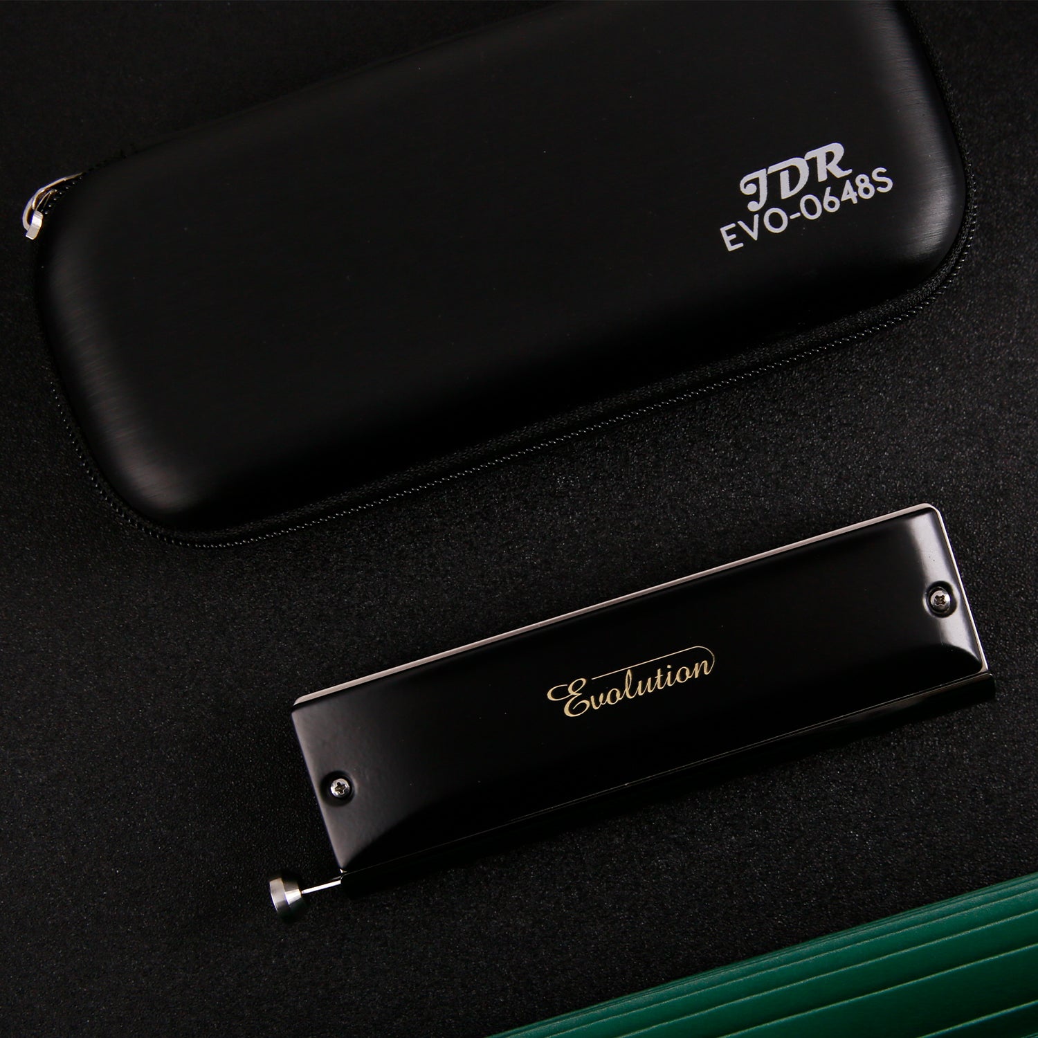 The reeds of the Chromatic Harmonica EVO 0648S use a reed planing process to make the sound fuller and softer.
