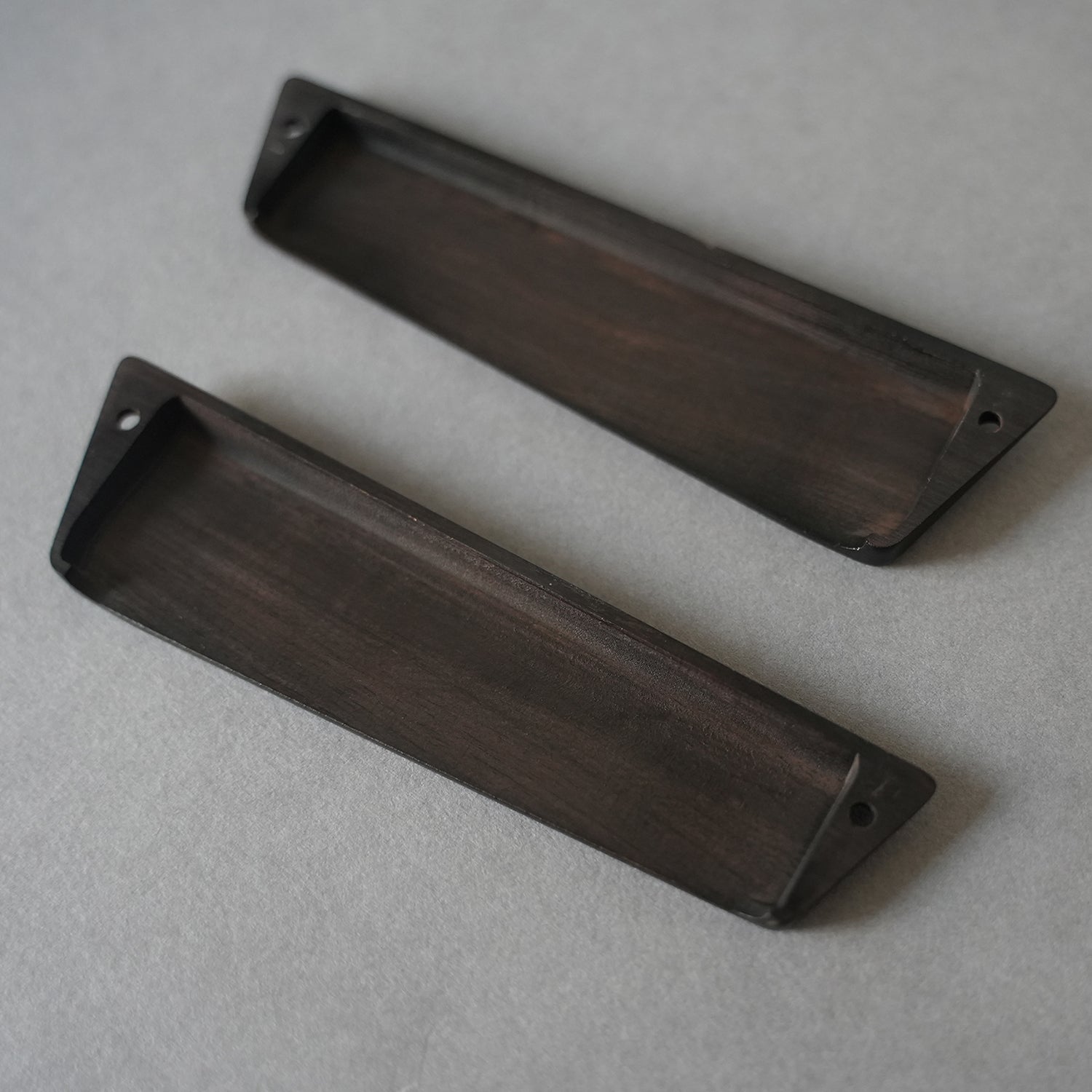 With the two sides of the cover plate enclosed, the sound is more concentrated and emanates from the rear.